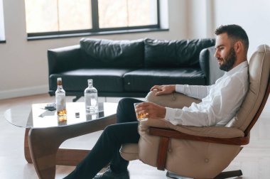 Hayat krizi. Viskiyle. Alkolik genç adam içeride..