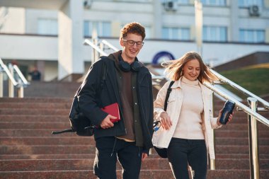 Ara veriyoruz. İki genç öğrenci dışarıda birlikteler..