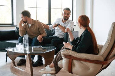 Ağlayan adam kendini kötü hissediyor. Psikolog randevusunda eşcinsel bir çift..