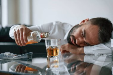 Bağımlılık kavramı. Alkolik genç adam içeride..