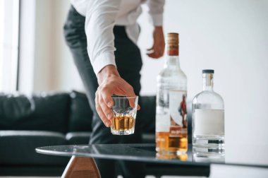 Alkolik genç adam içeride..