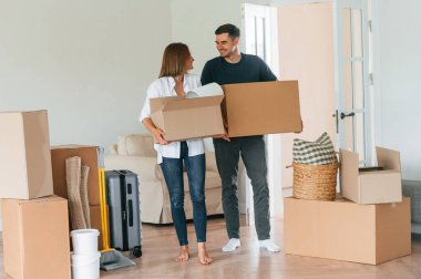 Kutuları tutuyorum. Genç çift yeni evine taşınıyor..