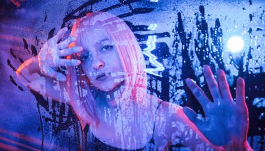 Eller yüzeyde. Beyaz saçlı şık kadın ıslak şeffaf plastik çarşafın arkasında..