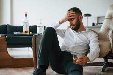 Alkolik genç adam içeride..