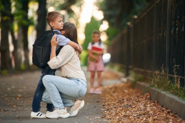 Oturuyorum, oğlanla ilgileniyorum. İki çocuklu bir kadın okula gidiyor, eğitim anlayışı..