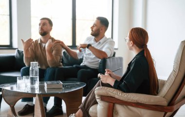 Ağlayan adam kendini kötü hissediyor. Psikolog randevusunda eşcinsel bir çift..