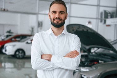 Güzel bir adamın portresi. Resmi giyinen işçi oto kuaföründe..