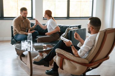 Birbirlerine bağırıyorlardı. Psikolog randevusundaki çift..