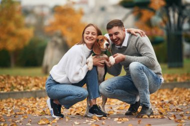 Oturuyor, dinleniyor. Hoş bir çift, sevimli köpekleri dışarıda..