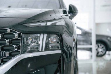 Modern siyah arabanın ön cephe görüntüsü.