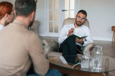 Psikolog randevusundaki çift..