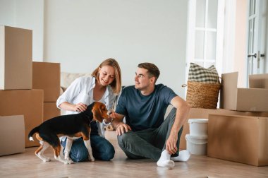 Köpekli genç çift yeni evine taşınıyor..