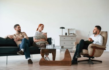 Aile sorunları. Psikolog randevusundaki çift..