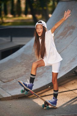 Ekstrem spor anlayışı. Dışarıda kaykaylı mutlu küçük kız.