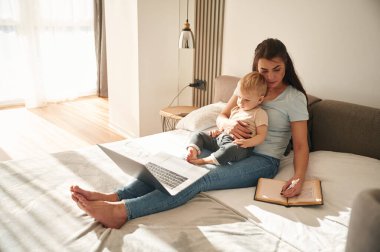 Anne ve küçük oğlu evlerinde, evlerinde..