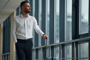 Ayakta dikilip pencereden bakıyordum. Havaalanında genç yakışıklı bir adam var..