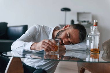 Hayat krizi. Viskiyle. Alkolik genç adam içeride..