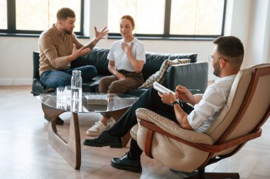 Birbirlerine bağırıyorlardı. Psikolog randevusundaki çift..