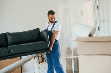 Servis elemanını bir odaya taşımak.