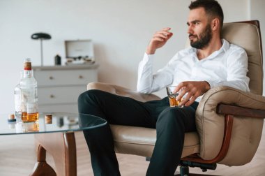 Depresyonda hissediyorum. Alkolik genç adam içeride..