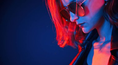 Aşağı bakıyor, yana yakın görüntü. Neon renkli güzel bir kadın portresi..