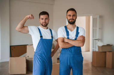 Durup poz vermek. Bir odada hareket eden iki servis çalışanı.