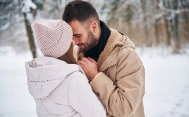 Aşk kavramı. Çiftler kış ormanlarında yürüyüşe çıkar..