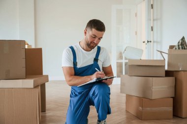 Verileri doldurmak için belge kullanılıyor. Servis elemanını bir odaya taşımak.