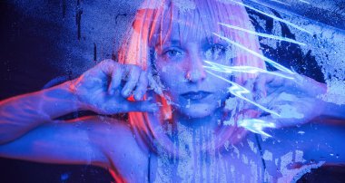 Gelecekçi tarzı. Beyaz saçlı şık kadın ıslak şeffaf plastik çarşafın arkasında..