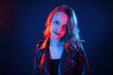 Neon renkli güzel bir kadın portresi..