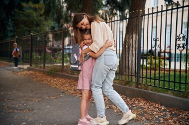 İki çocuklu bir kadın okula gidiyor, eğitim anlayışı..