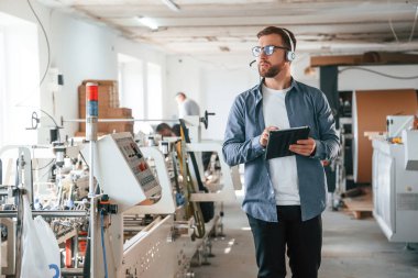 Akıllı mühendis. Yakışıklı adam ekolojik kutular üreten fabrikada çalışıyor..