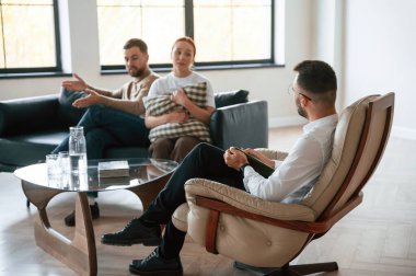 Aile sorunları. Psikolog randevusundaki çift..