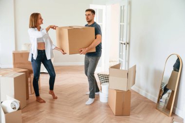 Ağır bir kutuyla. Genç çift yeni evine taşınıyor..