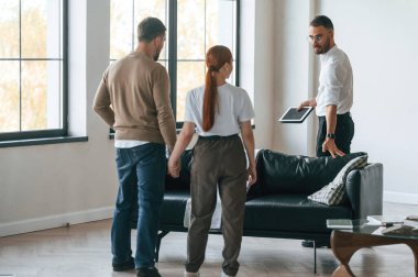 Emlakçı genç bir çifte bir daire gösteriyor..