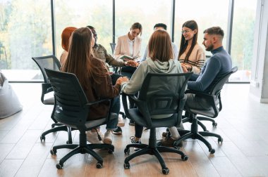 Bir grup insan terapi toplantısındalar..