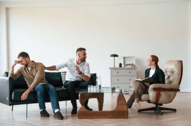 Psikolog randevusunda eşcinsel bir çift..