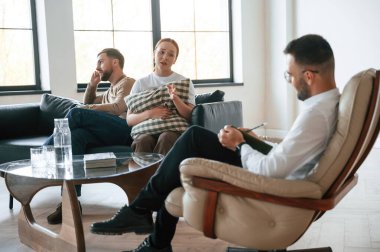 Aile sorunları. Psikolog randevusundaki çift..