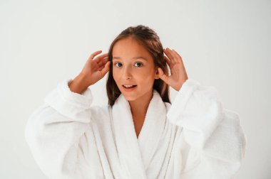 Neşeli, göz bantlı. Güzellik ve özen kavramı. Genç kız stüdyoda..