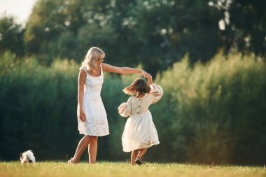Aktif, dans. Kızıyla birlikte bir kadın yaz tarlasında..