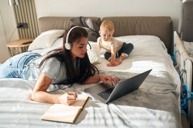 Anne ve küçük oğlu evlerinde, evlerinde..