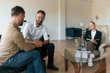 El ele tutuşmak, mutlu. Psikolog randevusunda eşcinsel bir çift..