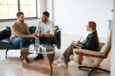 Aşk kavramı. Psikolog randevusunda eşcinsel bir çift..