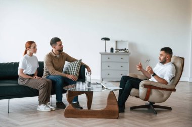 Doktoru dinliyorum. Psikolog randevusundaki çift..