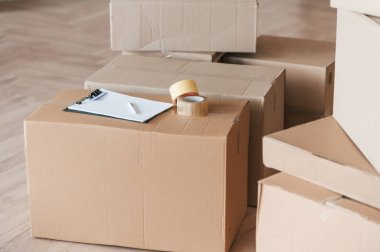 İskoç bantlı ve not defterli kutular. Yeni eve taşınma fikri.