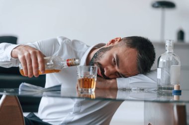 Hayat krizi. Viskiyle. Alkolik genç adam içeride..