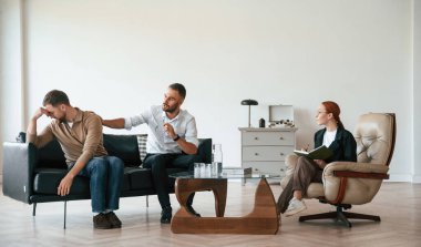 Ağlayan adam kendini kötü hissediyor. Psikolog randevusunda eşcinsel bir çift..