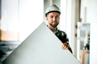 Üniformalı tamirci tamamlanmamış binada..