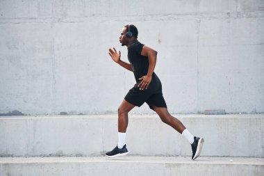 Aktif yaşam tarzı. Sportif siyah adam koşuyor, sabah rutini..