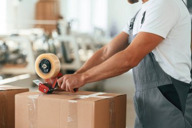 Manzarayı kapat. İnsanlar ekolojik kutular üretmek için fabrikada çalışıyor..